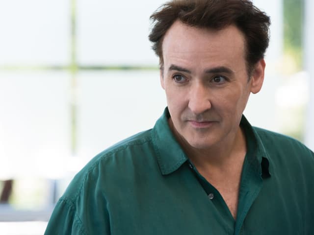 John Cusack in einem grünen Hemd. John Cusack in einem grünen Hemd.