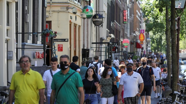 Passanten in Amsterdam. Passanten in Amsterdam.
