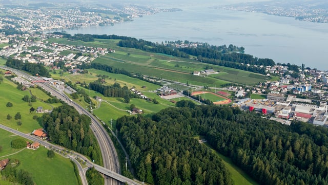 Autobahn A3 zwischen Freienbach, rechts, und Wollerau, links (August 2012). Autobahn A3 zwischen Freienbach, rechts, und Wollerau, links (August 2012).