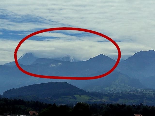Berge mit den Gipfeln in den Wolken. Berge mit den Gipfeln in den Wolken.