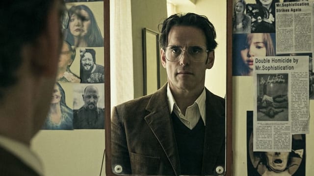 Ein Mann mit Brille betrachtet sich im Spiegel. Ein Mann mit Brille betrachtet sich im Spiegel.