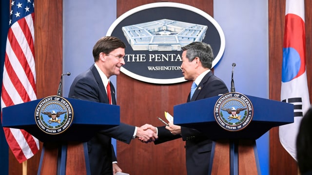 Mark Esper und Jeong Kyeong Doo reichen sich die Hand Mark Esper und Jeong Kyeong Doo reichen sich die Hand