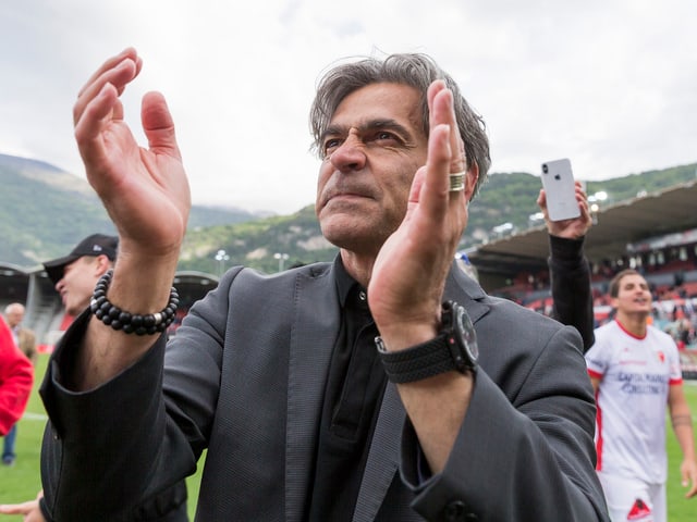 Maurizio Jacobacci klatscht in die Hände. Maurizio Jacobacci klatscht in die Hände.