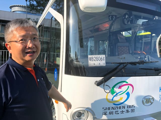 Haylion-Chef Hu Jianping vor und im selbstfahrenden Bus. Haylion-Chef Hu Jianping vor und im selbstfahrenden Bus.