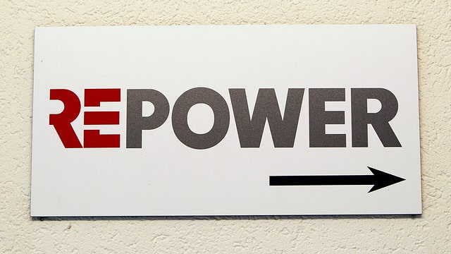 Schild mit der Aufschrift Repower. Schild mit der Aufschrift Repower.