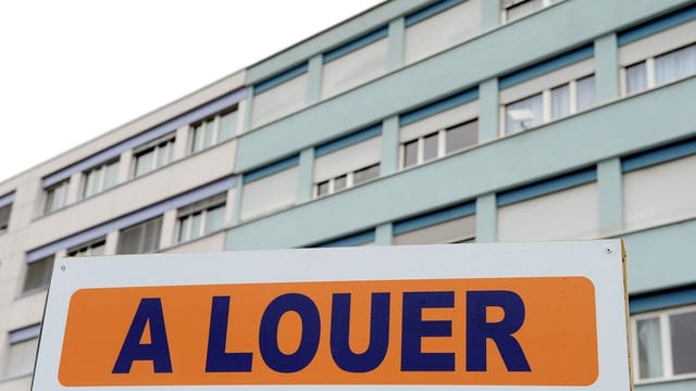 Ein Wohnblock, davor ein Schild mit der Aufschrift «à louer». Ein Wohnblock, davor ein Schild mit der Aufschrift «à louer».