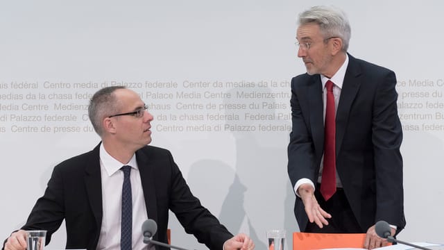 Porträt von zwei Herren, die miteinander sprechen. Porträt von zwei Herren, die miteinander sprechen.