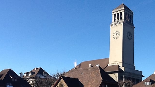 Hausdächer und im Hintergrund sieht man den Kirchenturm Hausdächer und im Hintergrund sieht man den Kirchenturm