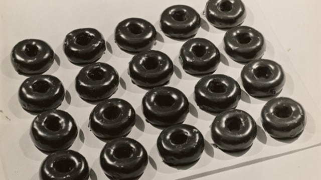 Donuts mit Schokoladenglasur auf einem weissen Untergrund Donuts mit Schokoladenglasur auf einem weissen Untergrund