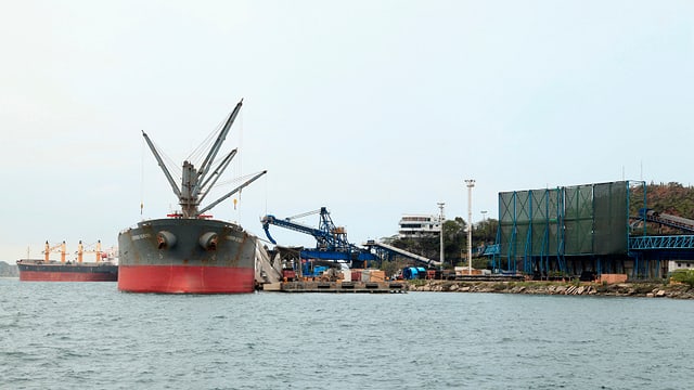 Tanker in einem Hafen. Tanker in einem Hafen.