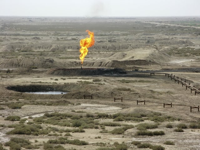 Erdölfeld mit Flamme Erdölfeld mit Flamme