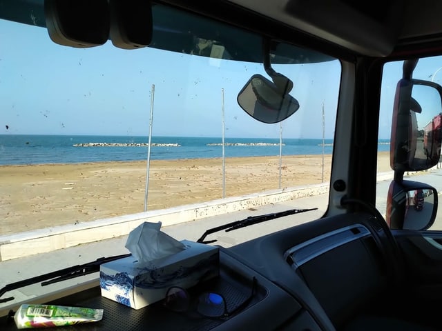 Blick aufs Meer aus einer Führerkabine eines LKW Blick aufs Meer aus einer Führerkabine eines LKW