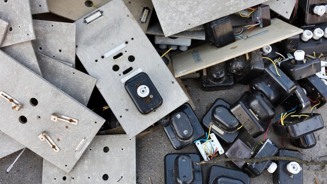 Stromzähler liegen auf dem Abfall Stromzähler liegen auf dem Abfall