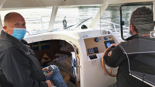 Ein Mann auf dem Boot Ein Mann auf dem Boot