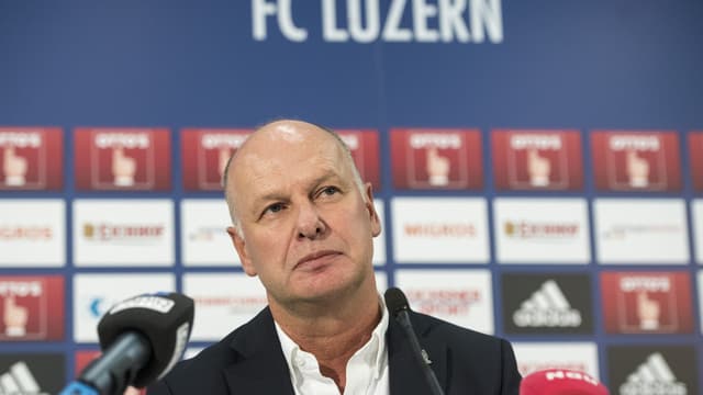 Mann vor Mikrofonen Mann vor Mikrofonen