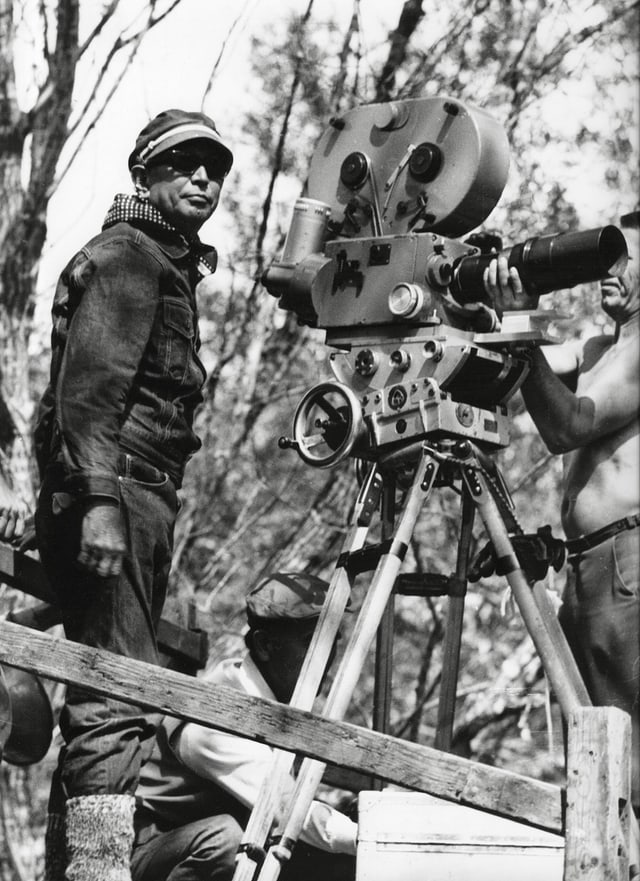 Ein Mann mit einer Filmkamera Ein Mann mit einer Filmkamera