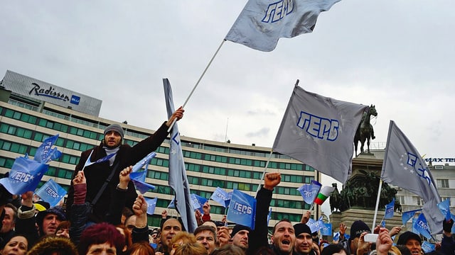 Demonstranten mit Fahnen Demonstranten mit Fahnen