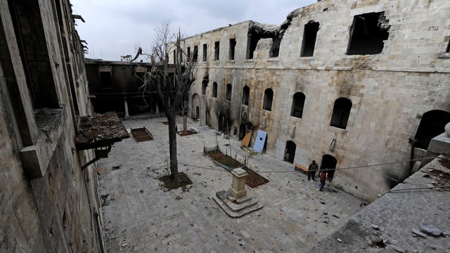 Ein zerstörter Hof in Aleppo, Syrien. Ein zerstörter Hof in Aleppo, Syrien.