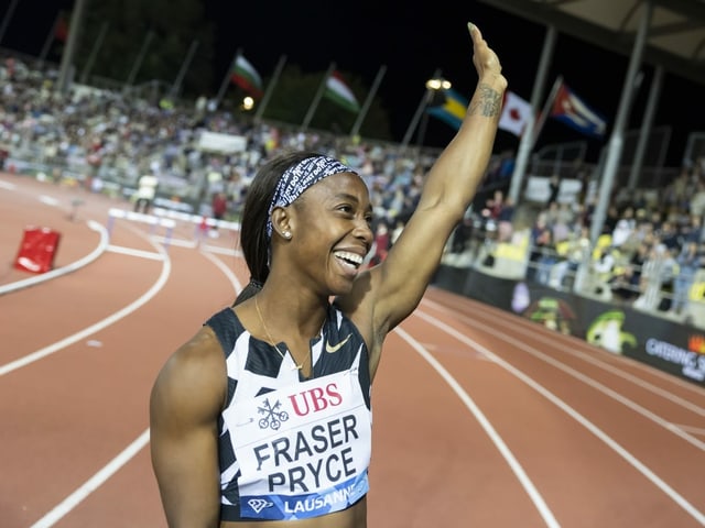 Shelly-Ann Fraser-Pryce winkt ins Publikum. Shelly-Ann Fraser-Pryce winkt ins Publikum.