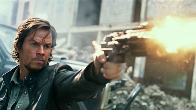 Der Filmheld schiesst mit einer futuristischen Pistole. Der Filmheld schiesst mit einer futuristischen Pistole.