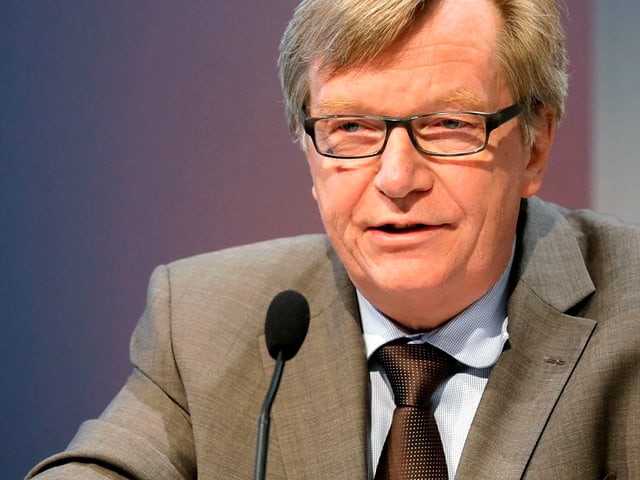 Mann am Mikrofon Mann am Mikrofon