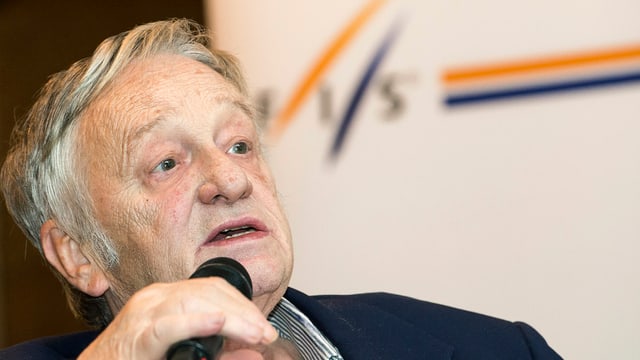 Gian-Franco Kasper durant discurrer en in microfon Gian-Franco Kasper durant discurrer en in microfon