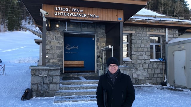 Der Willdhauser Gemeindepräsident Rolf Züllig vor dem Tickethaus der Iltios-Bahn. Der Willdhauser Gemeindepräsident Rolf Züllig vor dem Tickethaus der Iltios-Bahn.