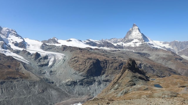 Blick auf die Walliser Alpen mit Matterhorn und einem wolkenlosen Himmel. Blick auf die Walliser Alpen mit Matterhorn und einem wolkenlosen Himmel.