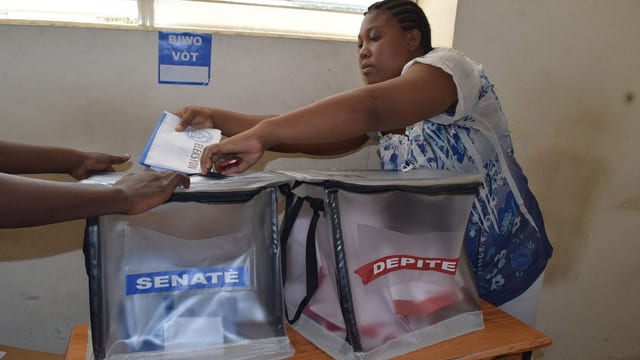 Frau in Haiti stimmt für die Parlamentswahl ab Frau in Haiti stimmt für die Parlamentswahl ab