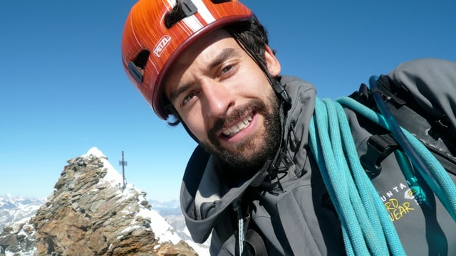 Ein Bergsteiger in Vollmontur. Ein Bergsteiger in Vollmontur.