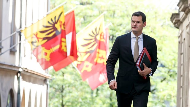 Pierre Maudet durch eine Gasse gehend. Pierre Maudet durch eine Gasse gehend.