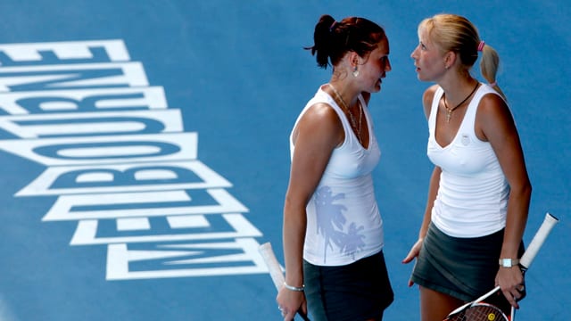 Aljona und Kateryna Bondarenko besprechen auf dem Court ihre Taktik. Aljona und Kateryna Bondarenko besprechen auf dem Court ihre Taktik.