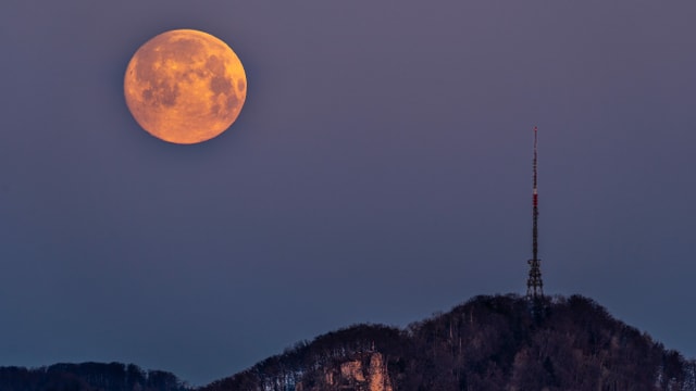 Vollmond schräg hinter einem Sendemast. Vollmond schräg hinter einem Sendemast.