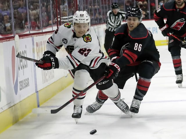 Zweikampf um den Puck an der Band zwischen Philipp Kurashev und Teuvo Teravainen. Zweikampf um den Puck an der Band zwischen Philipp Kurashev und Teuvo Teravainen.