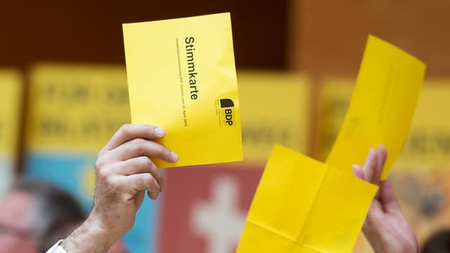 Ein Mann hält an der Versammlung der BDP eine gelbe Wahlkarte in die Höhe. Ein Mann hält an der Versammlung der BDP eine gelbe Wahlkarte in die Höhe.