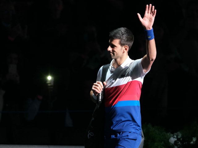 Novak Djokovic winkt in die Menge Novak Djokovic winkt in die Menge