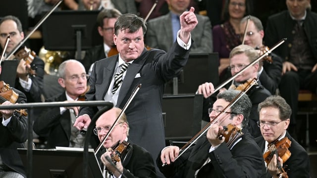 Dirigent inmitten von Musikern Dirigent inmitten von Musikern