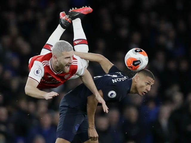 Everto's Richarlison kämpft mit Arsenals Shkodran Mustafi um den Ball