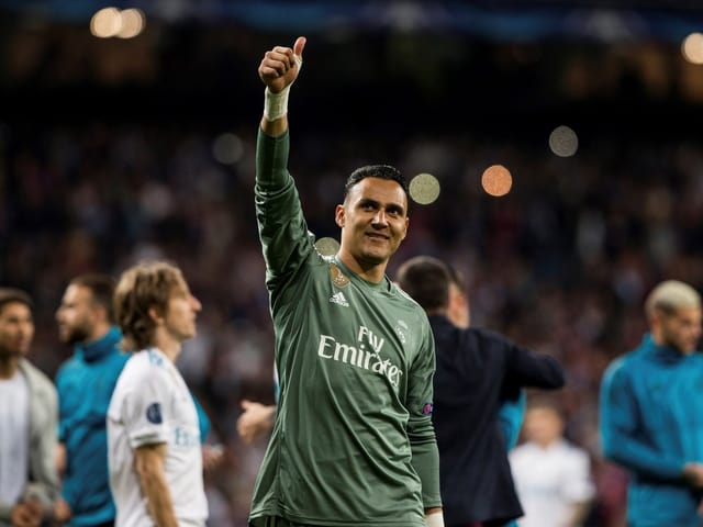 Keylor Navas streckt den Daumen in die Luft. Keylor Navas streckt den Daumen in die Luft.