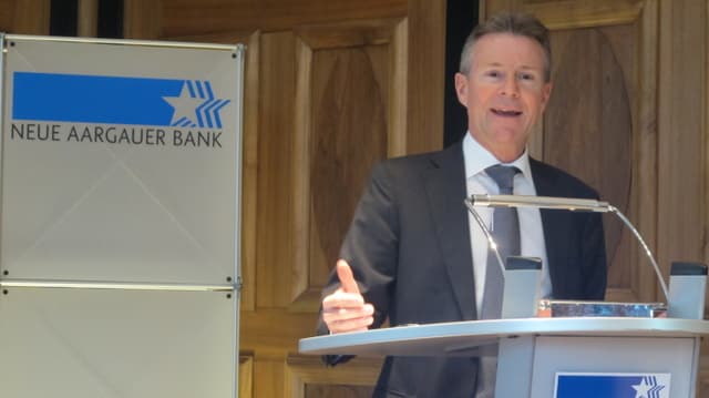 Chef der Neuen Aargauer Bank am Rednerpult Chef der Neuen Aargauer Bank am Rednerpult