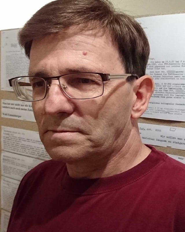 Emmisberger heute mit Brille und rotem Pullover. Emmisberger heute mit Brille und rotem Pullover.