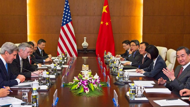 US-Aussenminister Kerry mit seinem Amtskollegen Wang Xi in Peking US-Aussenminister Kerry mit seinem Amtskollegen Wang Xi in Peking