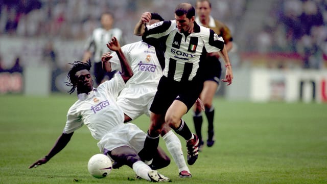 Clarence Seedorf stoppt Zinedine Zidane. Clarence Seedorf stoppt Zinedine Zidane.