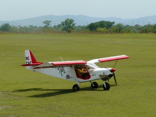 Franz Kohler auf dem Flugfeld in Accra. Franz Kohler auf dem Flugfeld in Accra.