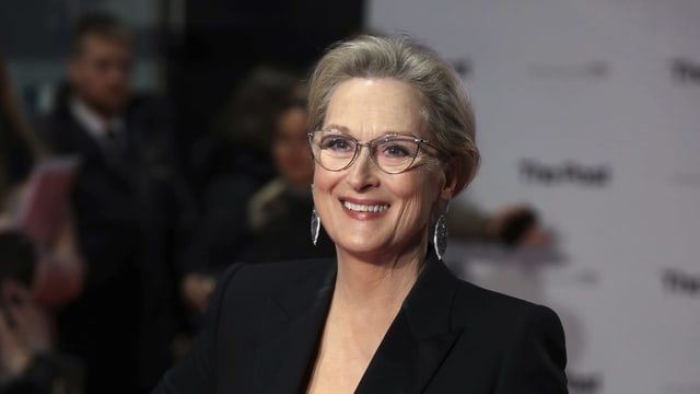 Meryl Streep blickt lachend in die Kamera Meryl Streep blickt lachend in die Kamera