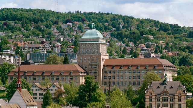 Das Gebäude der Universität Zürich mit seiner markanten grünen Kuppel, von weit her betrachtet. Das Gebäude der Universität Zürich mit seiner markanten grünen Kuppel, von weit her betrachtet.