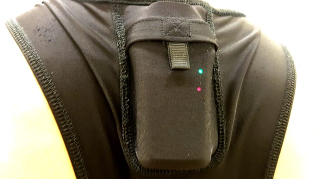 Die Rückseite des «Sport BH»: Ein GPS-Gerät etwa so gross wie eine Zigarettenschachteln, in einer Halterung, zwei LEDs leuchten (rot und grün). Die Rückseite des «Sport BH»: Ein GPS-Gerät etwa so gross wie eine Zigarettenschachteln, in einer Halterung, zwei LEDs leuchten (rot und grün).