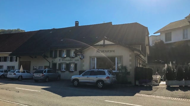 Dorfbeiz in Elfingen bei Sonnenschein und blauem Himmel Dorfbeiz in Elfingen bei Sonnenschein und blauem Himmel