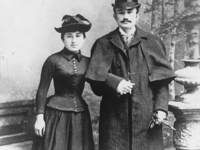 ein schwarz-weiss Foto eines Paares ein schwarz-weiss Foto eines Paares