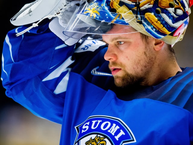 Harri Säteri kippt seine Goaliemaske nach oben. Harri Säteri kippt seine Goaliemaske nach oben.